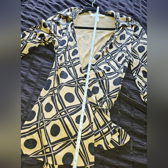 Diane Von Furstenberg Desinger Silk Printed Wrap Tan Black Blouse Top Womens 4 - Picture 7 of 9